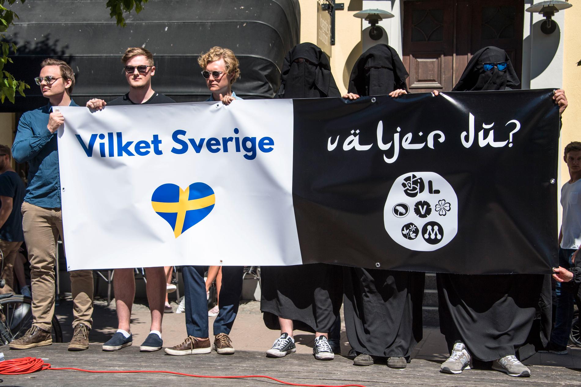 Alternativ för Sverige höll en tillståndsgiven demonstration i en annan del av Växjö. 