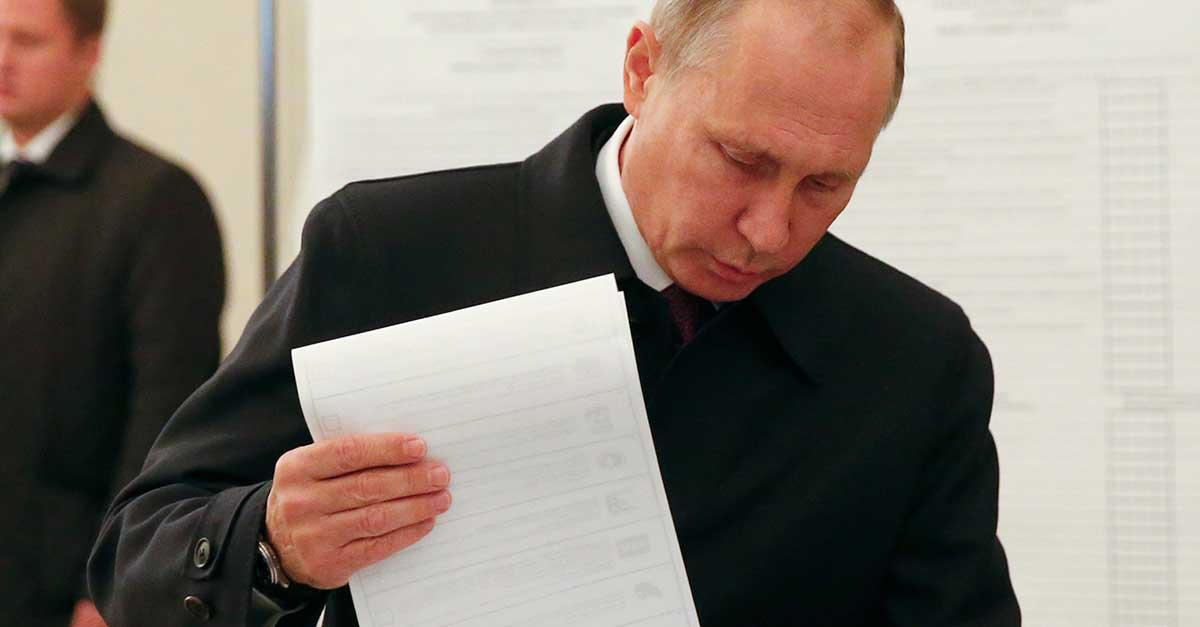 Vladimir Putin när han röstade i söndagens val.