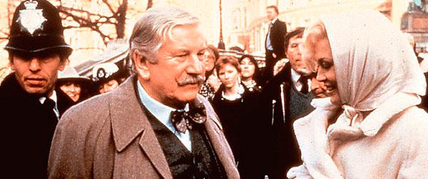 Peter Ustinov (här med Faye Dunaway) som Hercule Poirot i Agatha Christies ”Tretton vid bordet” från 1985.