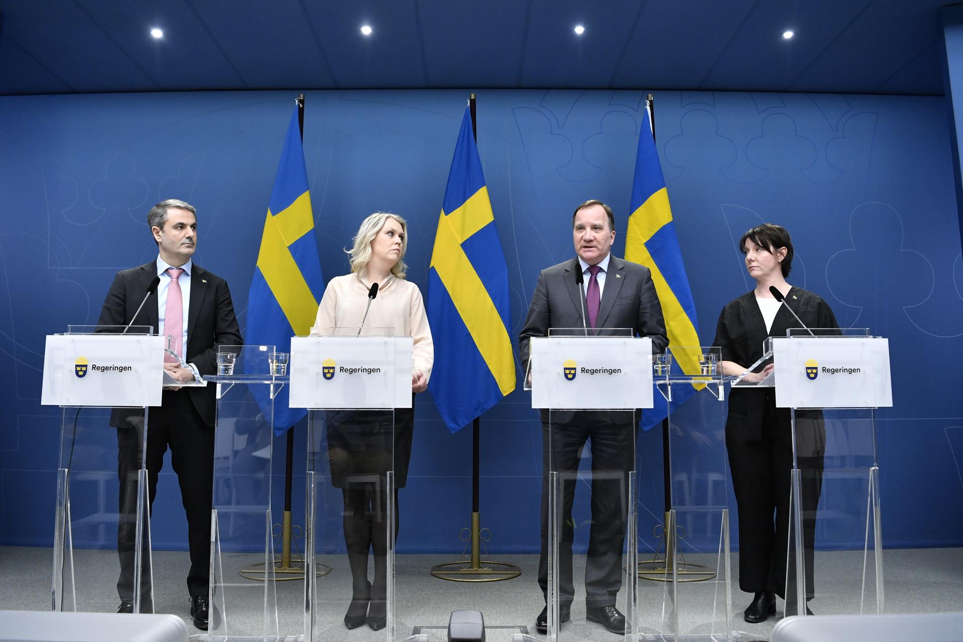 Pressträff i Regeringskansliets pressrum, där EU-flaggan fått ta time out. Istället syns nu där tre svenska flaggor jämfört med tidigare två.