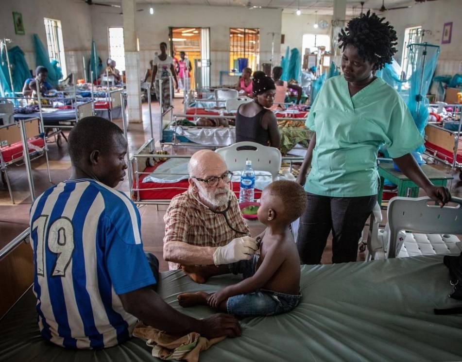 Lars Seligman och sköterskan Jabbie undersöker ett barn på Moyamba Government Hospital.