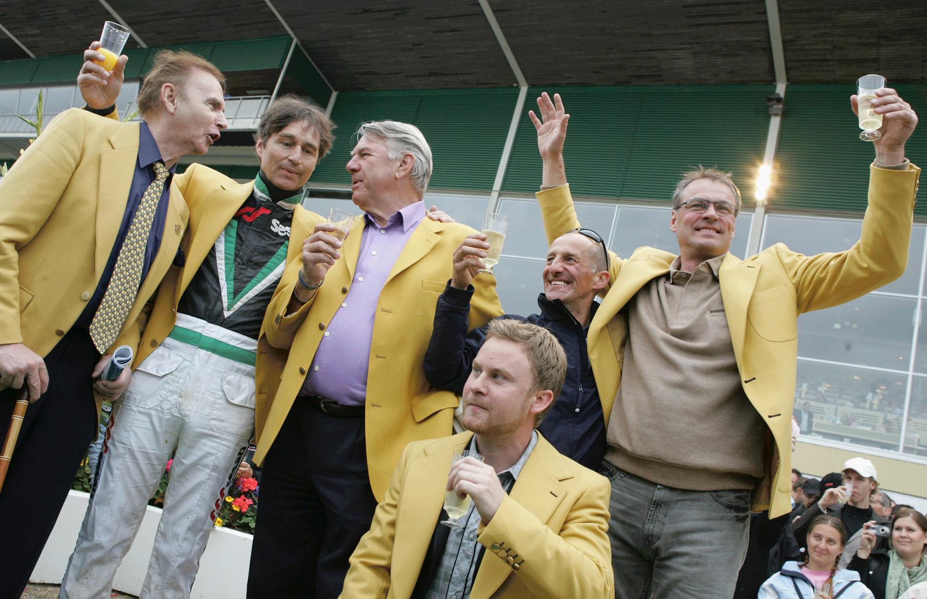 Gänget bakom Commander Crowe fick efter segern 2007 dra på sig de gula kavajerna.