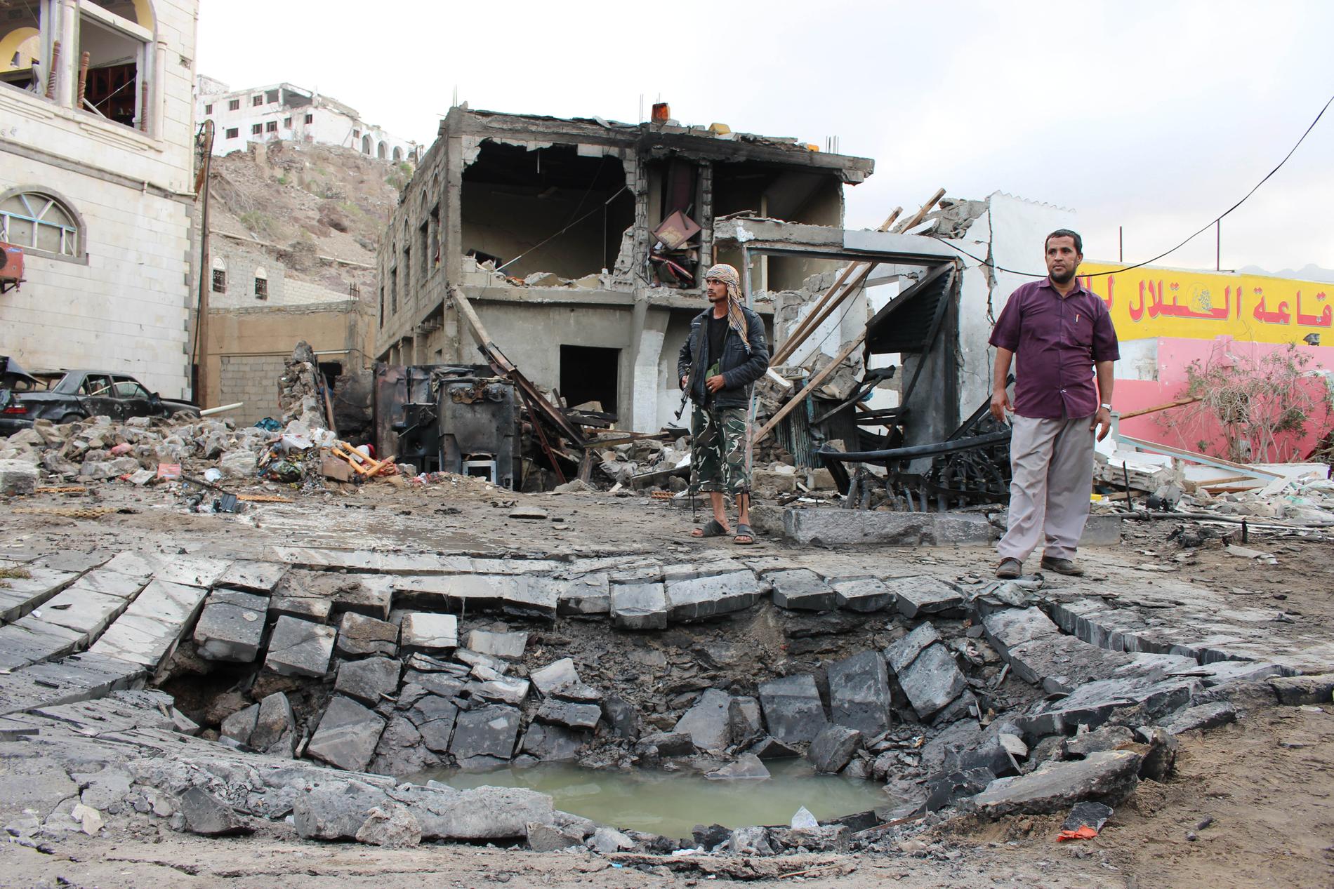 Förödelsen är stor i det krigshärjade Jemen. Bilden är tagen efter en bilbombsexplosion i hamnstaden Aden, sydost om Mocka som nu skakats av ett bombdåd. Arkivbild.