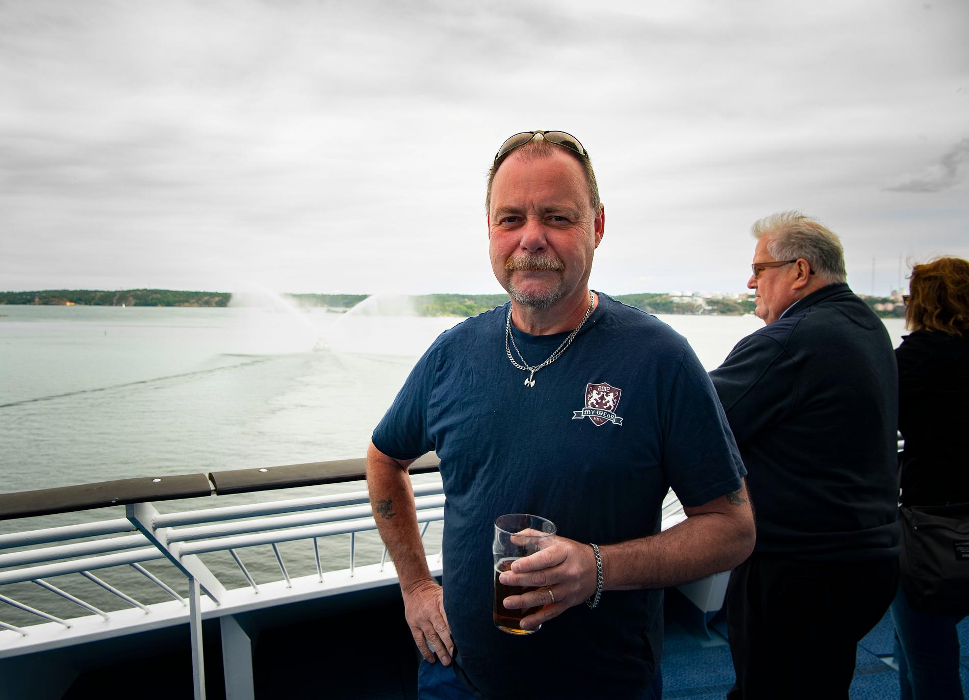 Peter Karlsson, 57, var inte den enda som rördes till tårar av vattenkanonerna. Flera i besättningen grät när de fick se spektaklet, av lättnad att äntligen vara på havet igen. 
