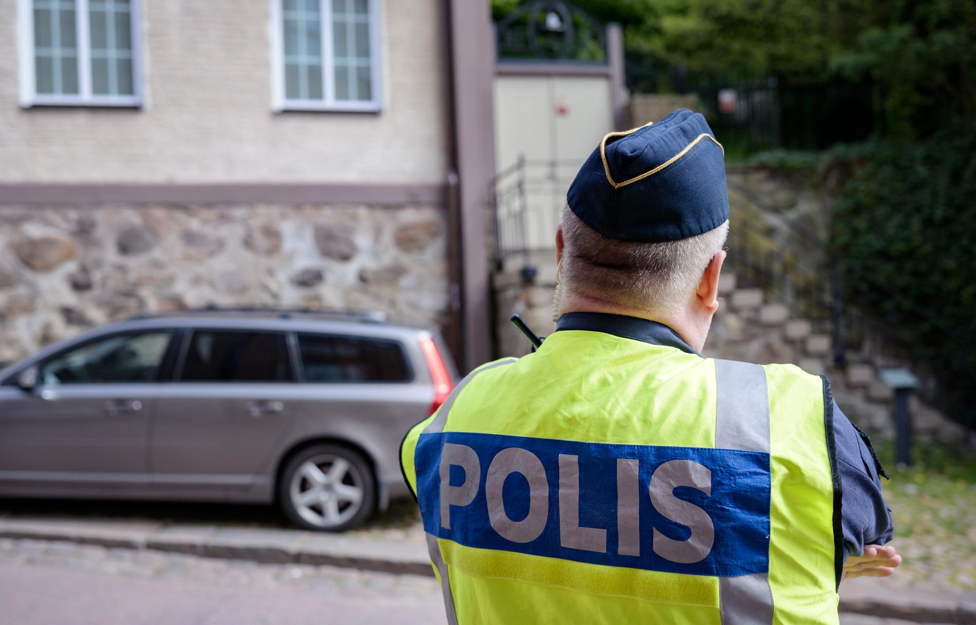 Polisen bevakade judiska församlingens lokal i Helsingborg efter knivattacken mot en kvinna i 60-årsåldern. Arkivbild.