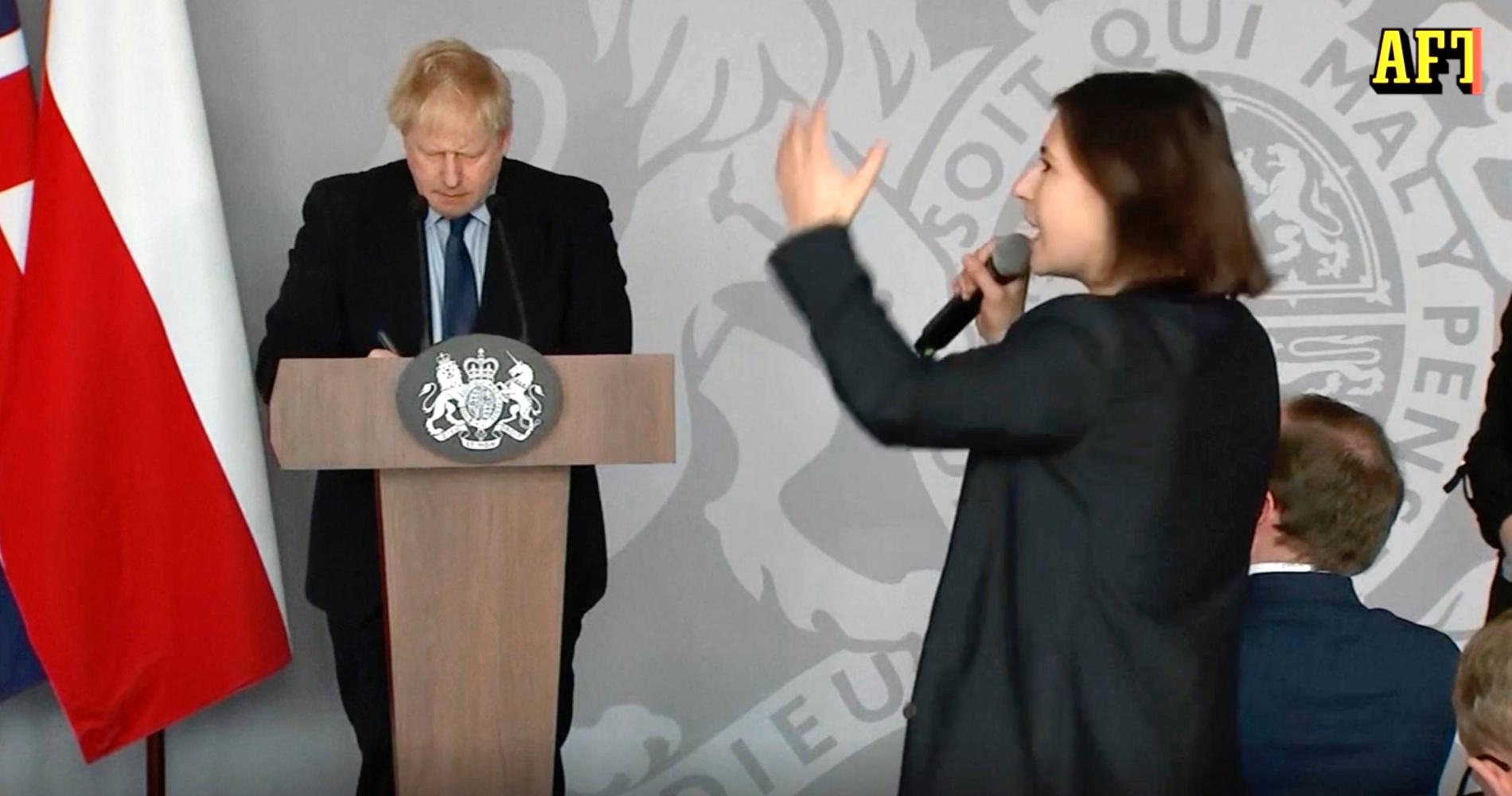En ukrainsk kvinna faller i gråt när hon ber den brittiske premiärministern Boris Johnson att göra mer för det ukrainska folket.