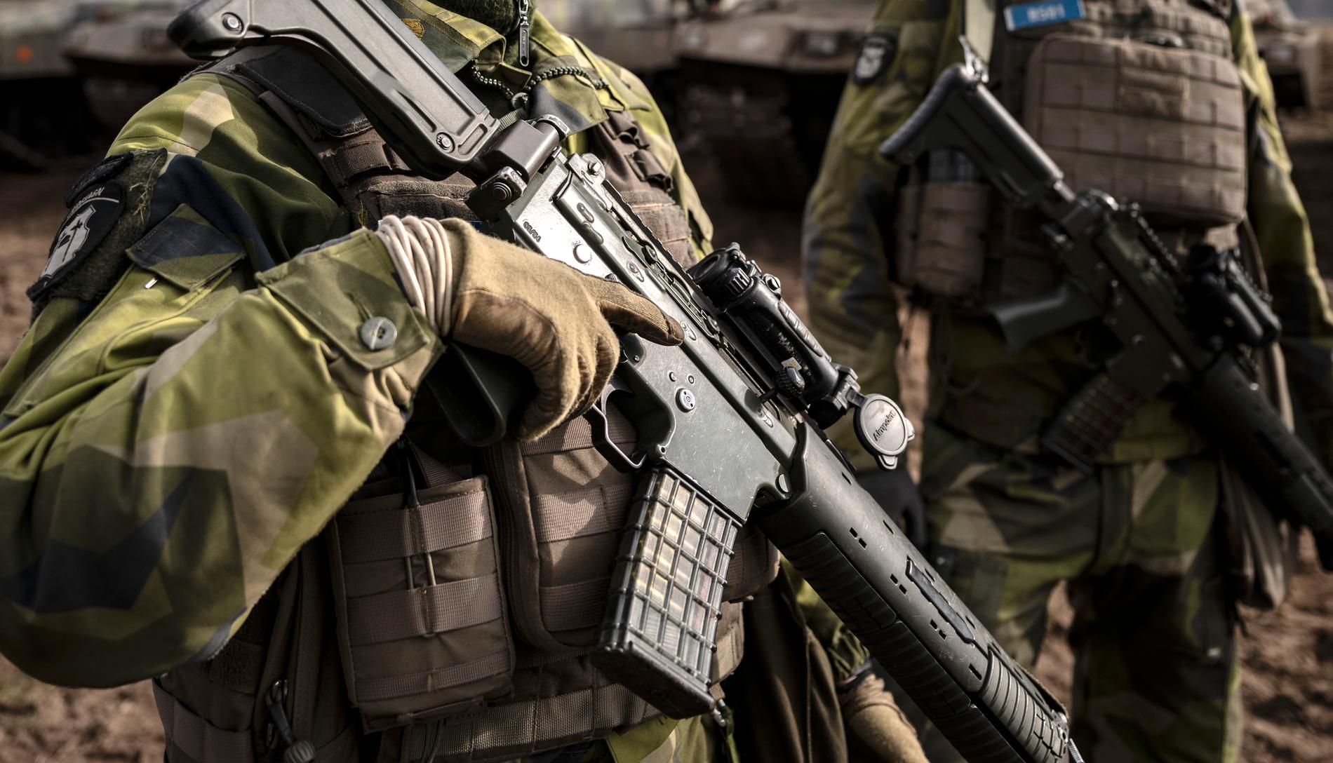 Viljan att försvara Sverige är högre bland svenskar med utländsk bakgrund än bland övriga – men förtroendet för Försvarsmakten är lägre, enligt en undersökning. Arkivbild.