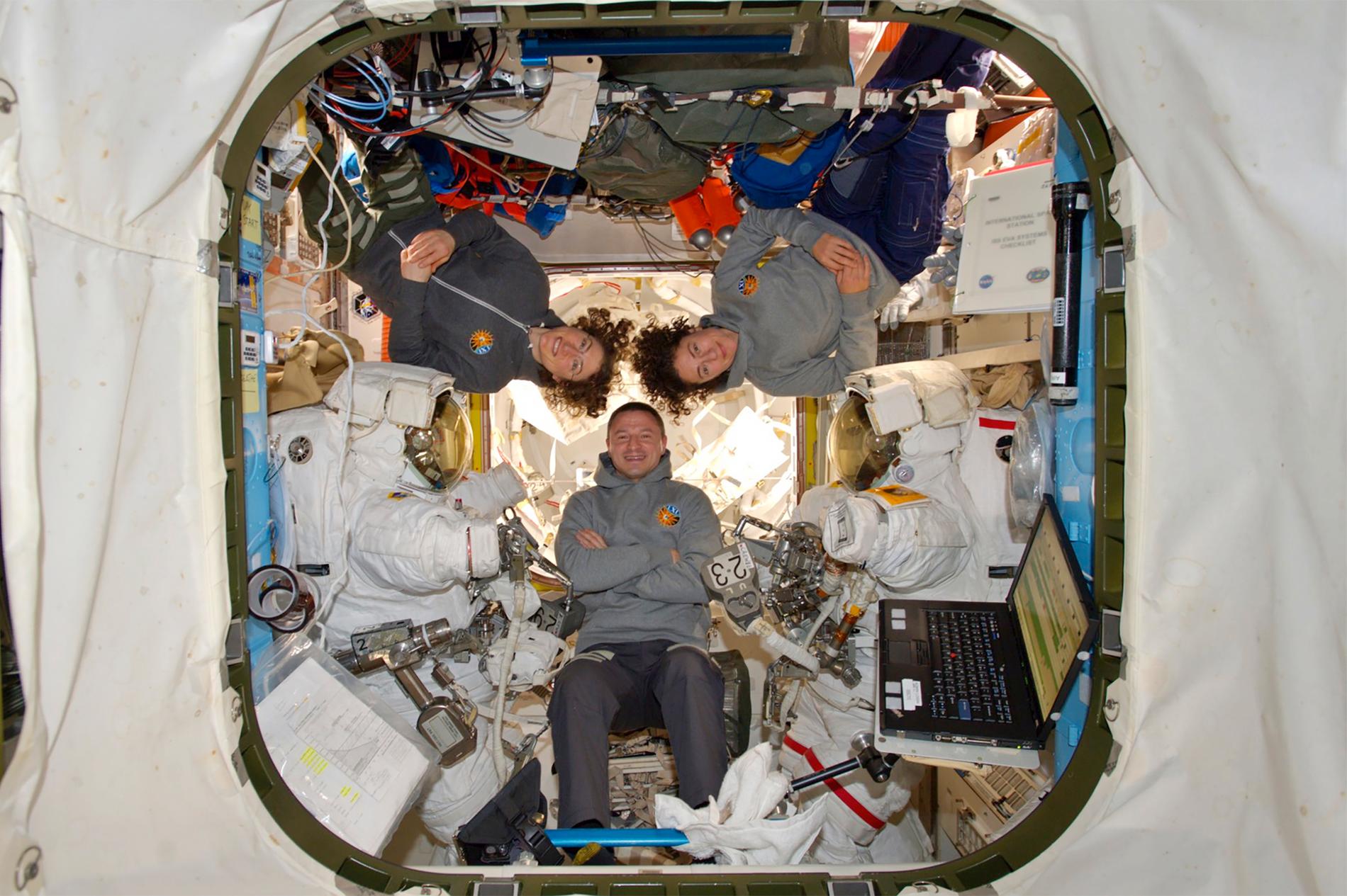 Astronauterna Andrew Morgan, Christina Koch och Jessica Meir i samband med de två sistnämndas rymdpromenad på fredagen.