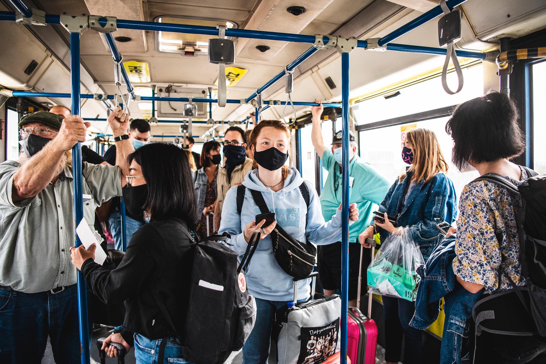 Under resan måste alla resenärer bära munskydd. 