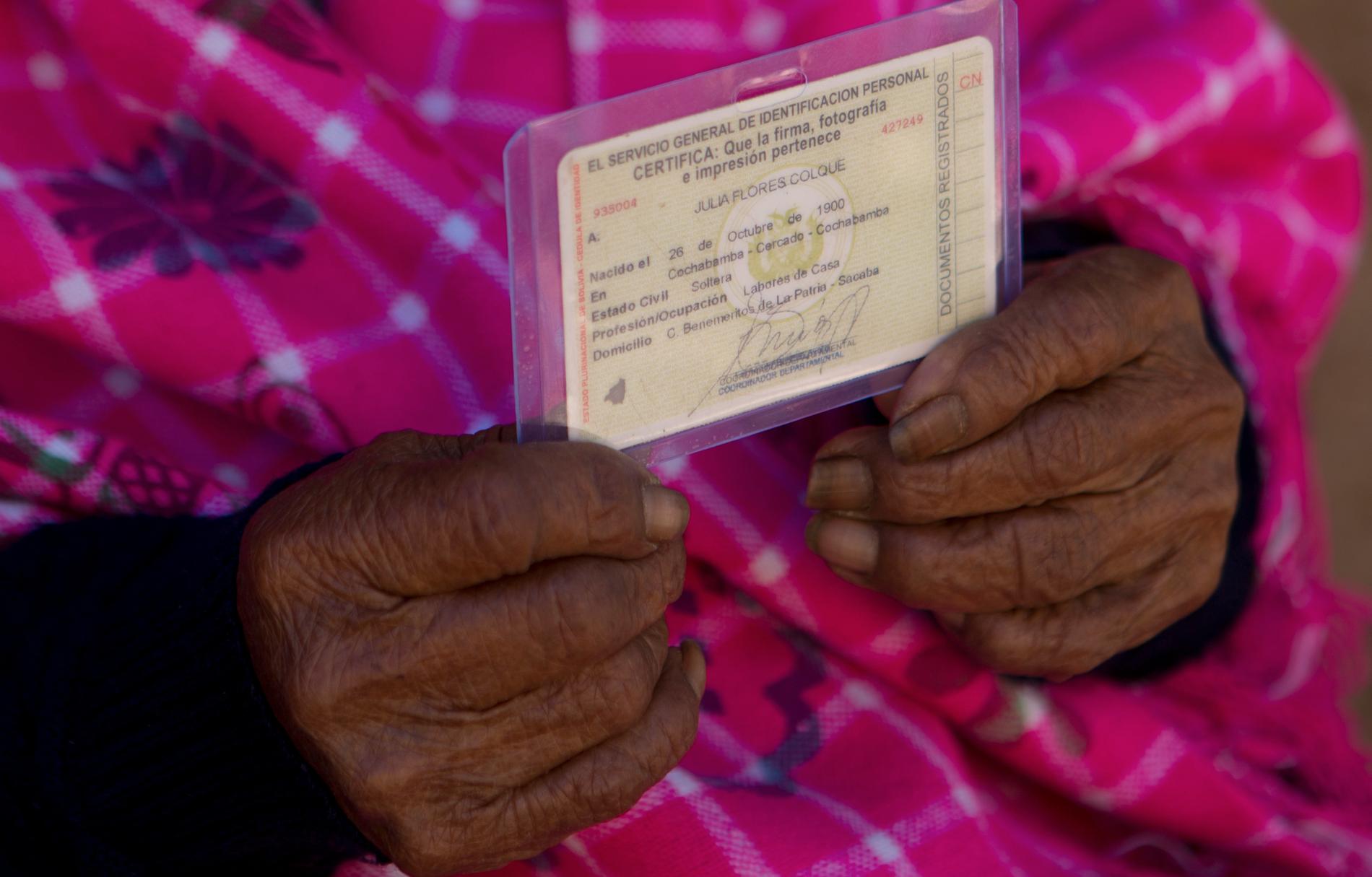 Julia Flores id-kort, med födelseåret 1900, har verifierats av bolivianska myndigheter. Arkivbild.