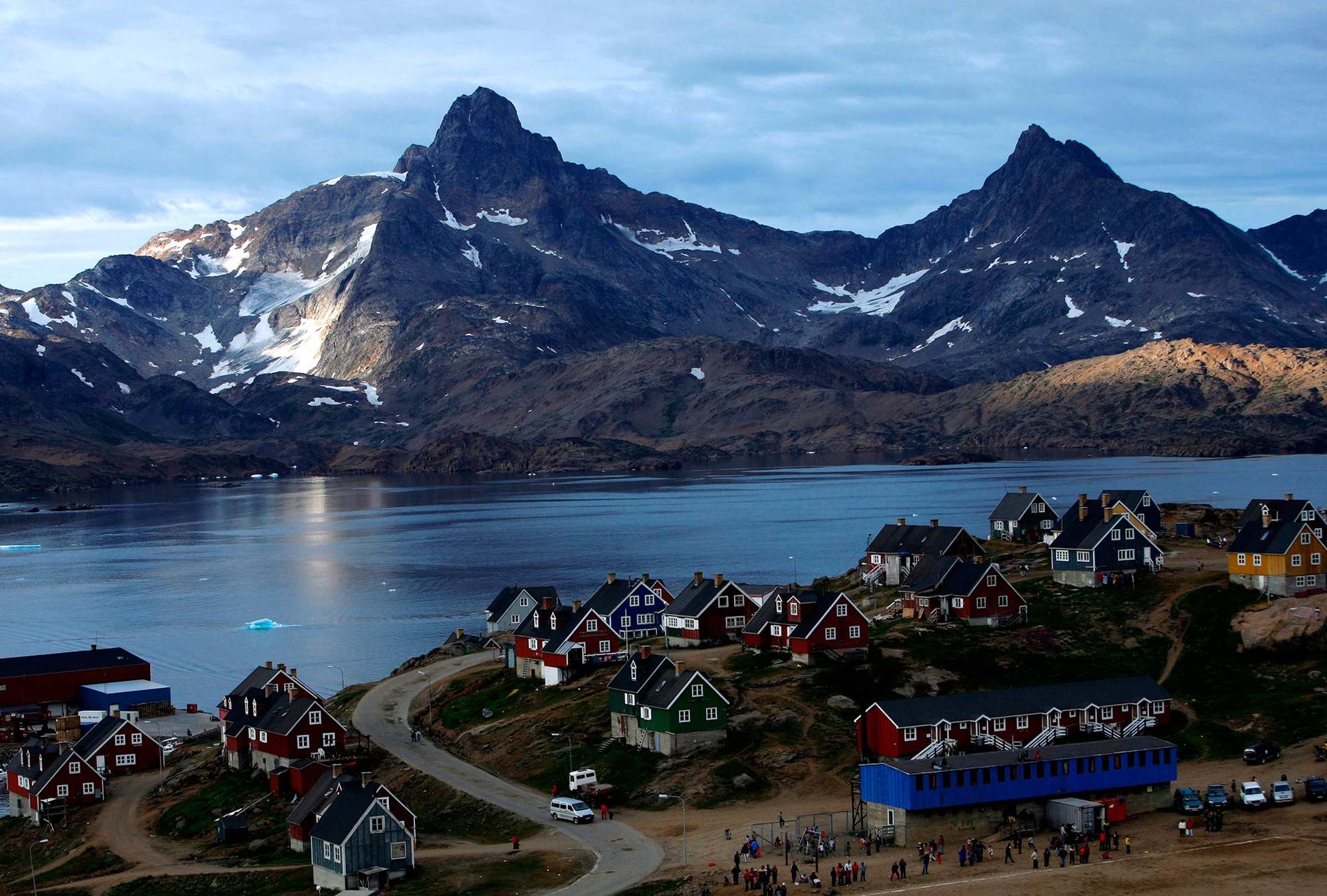 Trots sin väldiga yta har Grönland en befolkning på bara lite mer än 56 000. Det gör ön till världens mest glesbefolkade land.