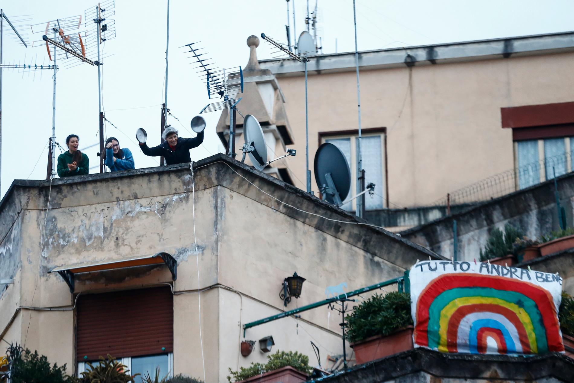 Italienare i viruskarantän spelar kastrull från hustaken i Garbatella i Italiens huvudstad Rom.