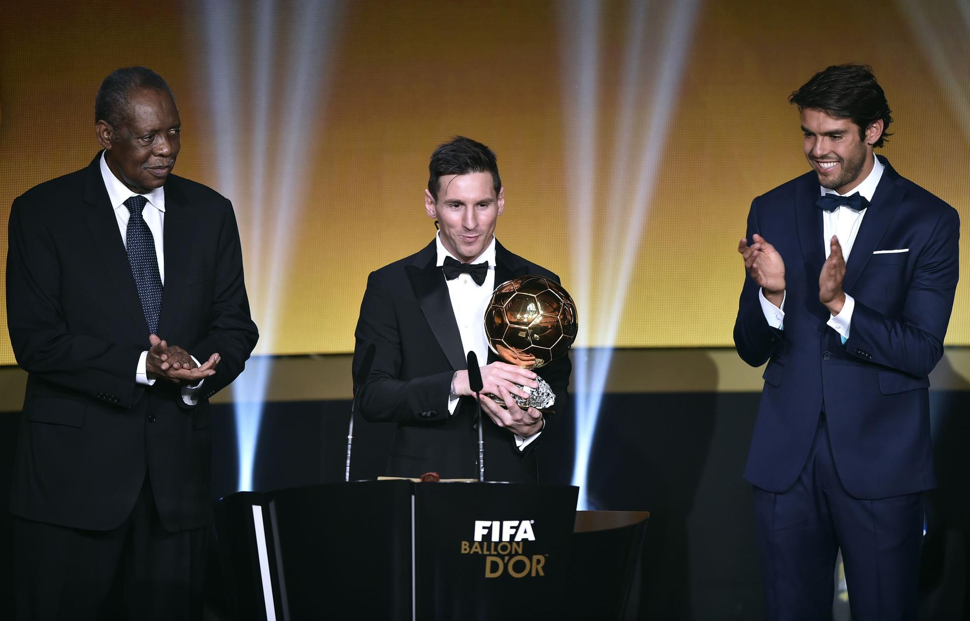 Kaká delar ut ballon d'or till Messi