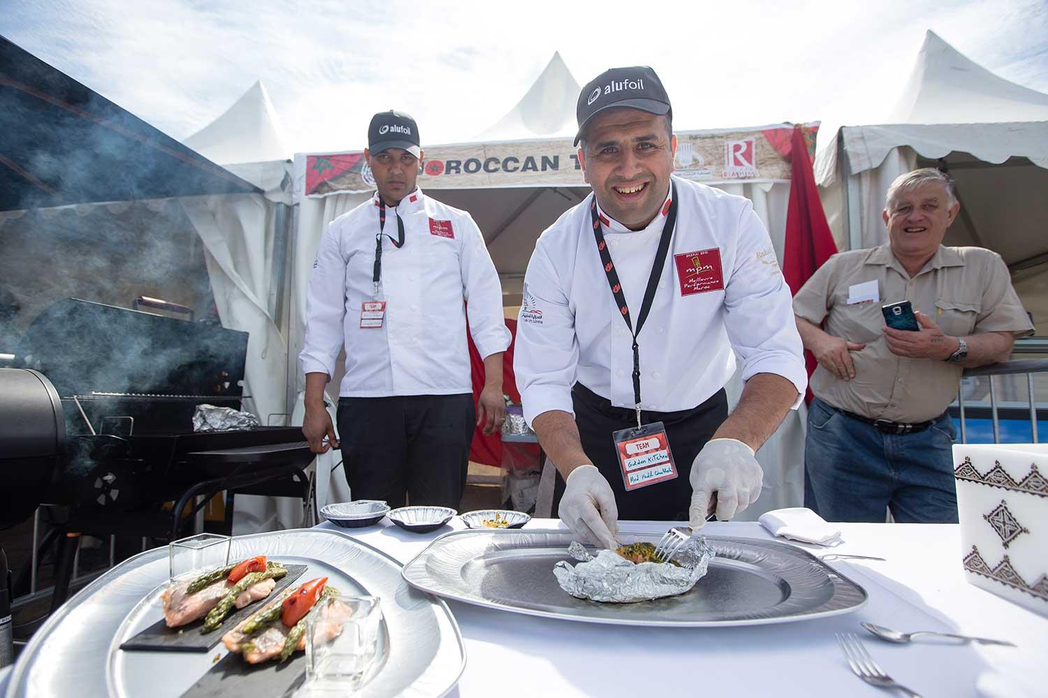 Marockanska laget ”Kom och smaka!” Mohamed Fadil Ouahhali och Fakhri Abdessamad i marockanska laget Golden kitchen bjuder på sin tävlingsrätt lax med örtigt kryddtäcke i snygga snäckformade skålar. Provsmakandet lyfter faktiskt Grill- och BBQ-VM högt över andra världsmästerskap.