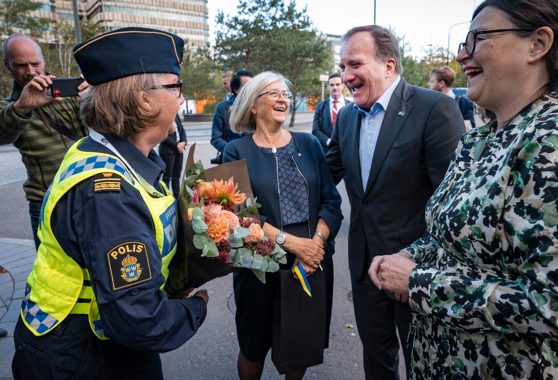Statsminister Stefan Löfven, Ulla Löfven och utbildningsminister Anna Ekström passade på att ge Ewa-Gun en pensions-bukett på Malmöforumet i mitten av oktober.