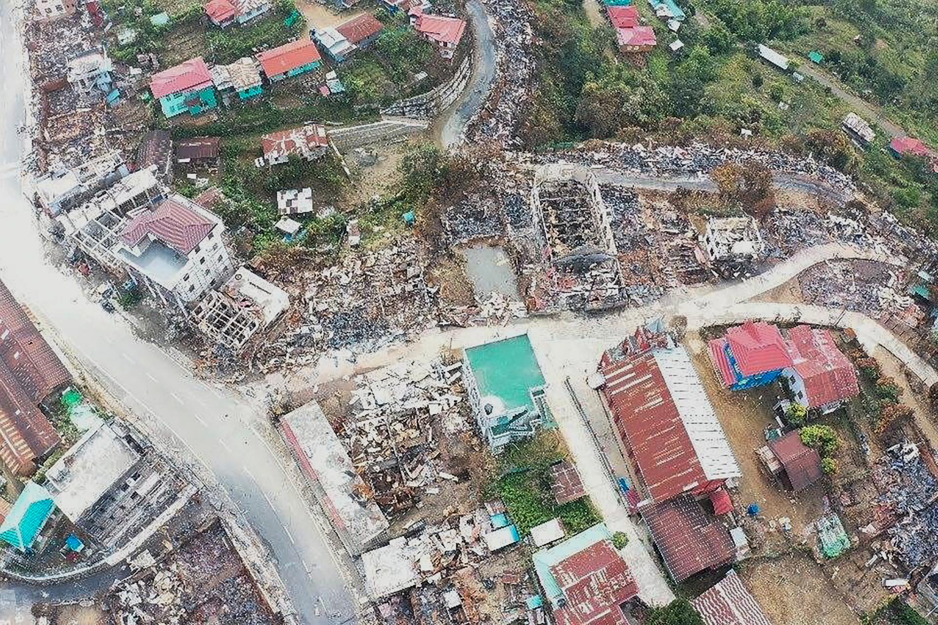 Satellitbilder visar brända bostadshus i staden Thantlang i nordvästra Myanmar den 4 december 2021. FN varnar för en fördjupad humanitär kris i landet.