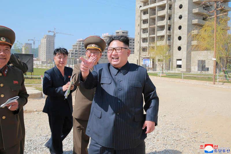 Kim Jong-un inspektera Nordkoreas egen version av Benidorm. 