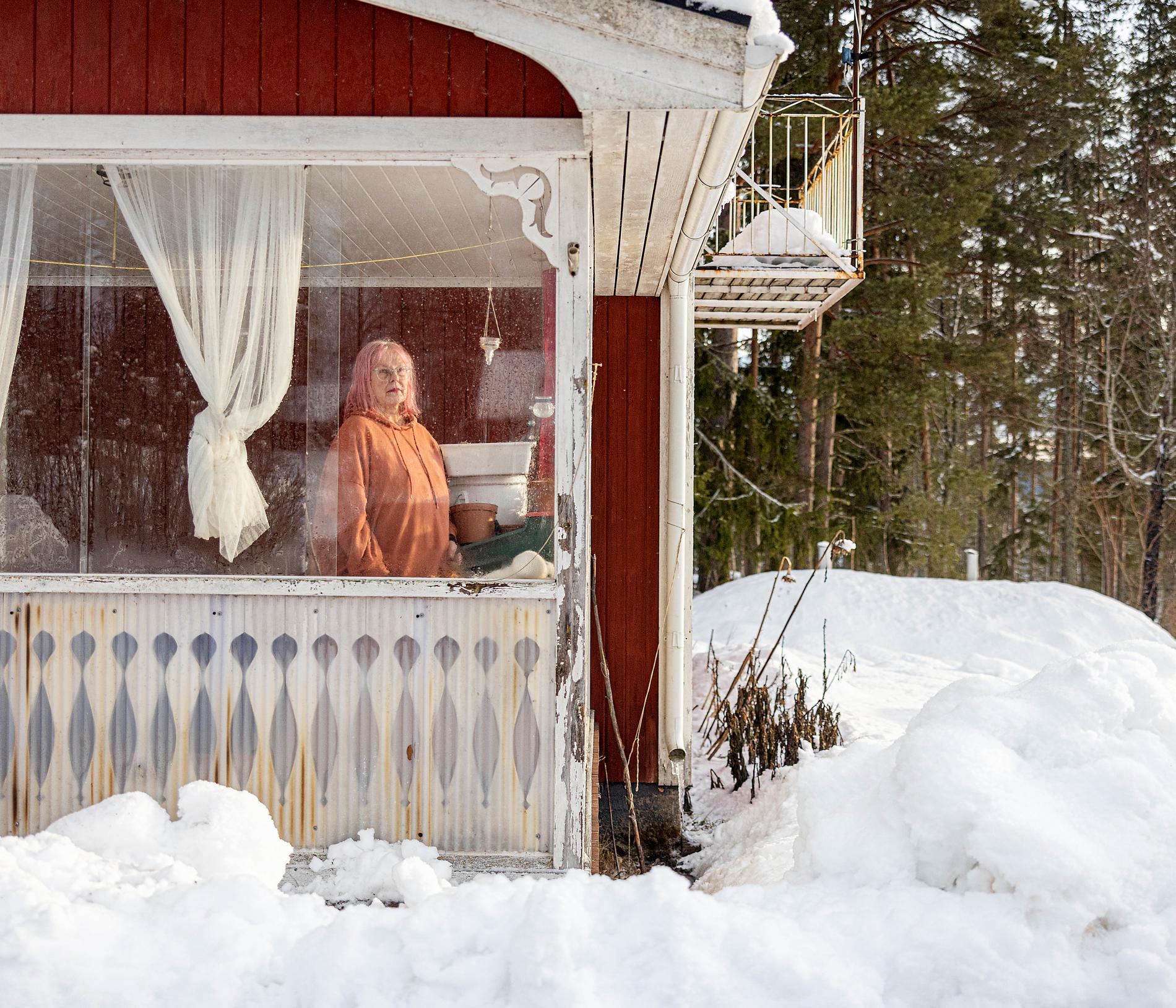 Nina vid huset som ligger utanför Hudiksvall. 