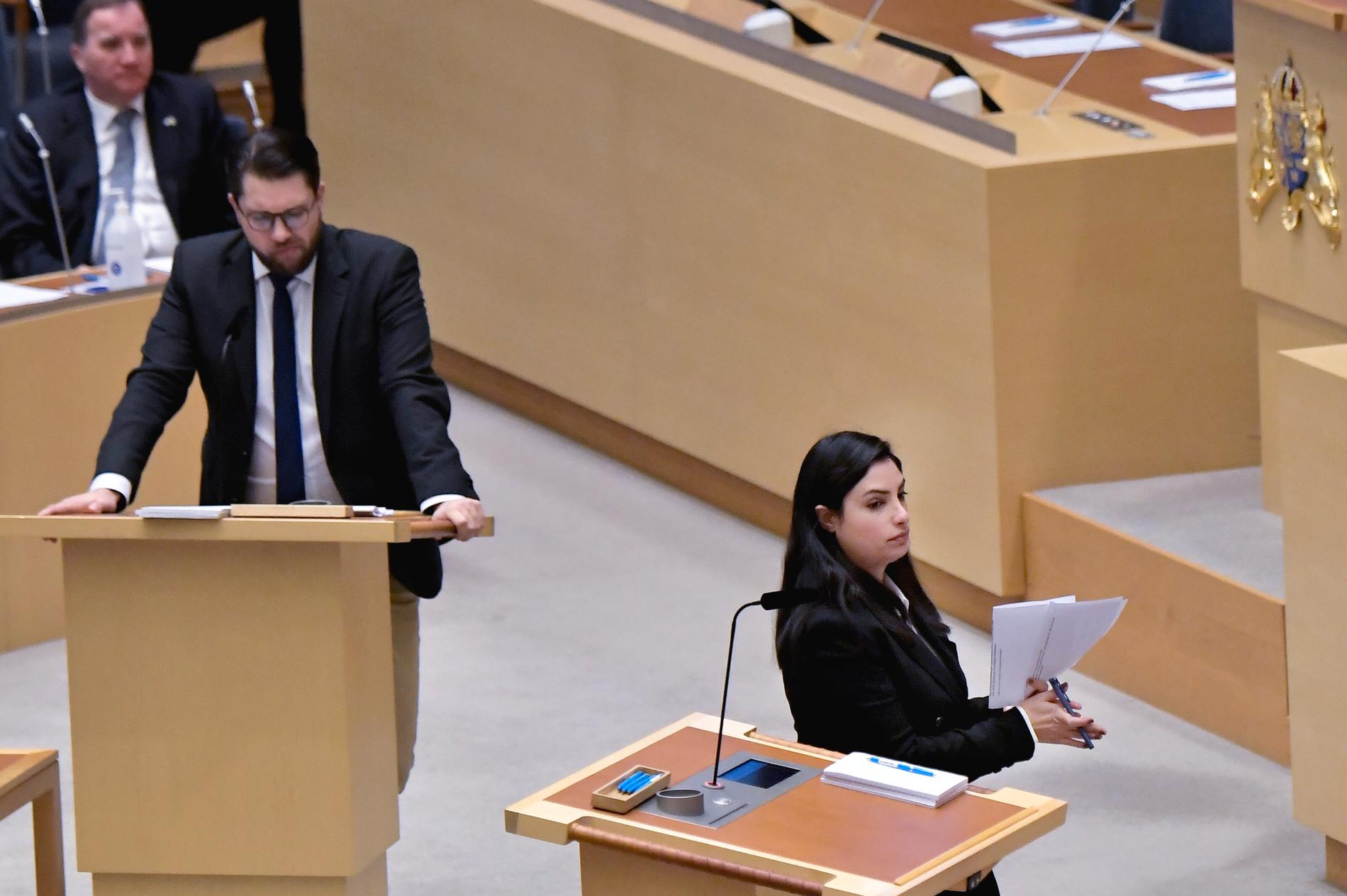 Sverigedemokraternas partiledare Jimmie Åkesson (SD) och Vänsterpartiets partiledare Nooshi Dadgostar (V) under en partiledardebatt tidigare i år. Arkivbild.