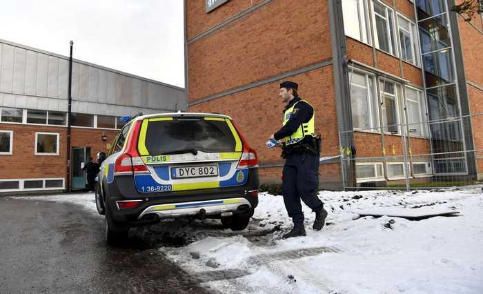 Den i dag 20-åriga mannen dömdes till rättpsykiatrisk vård 2018 efter att ha knivmördat en jämnårig elev på en skola i Enskede. 