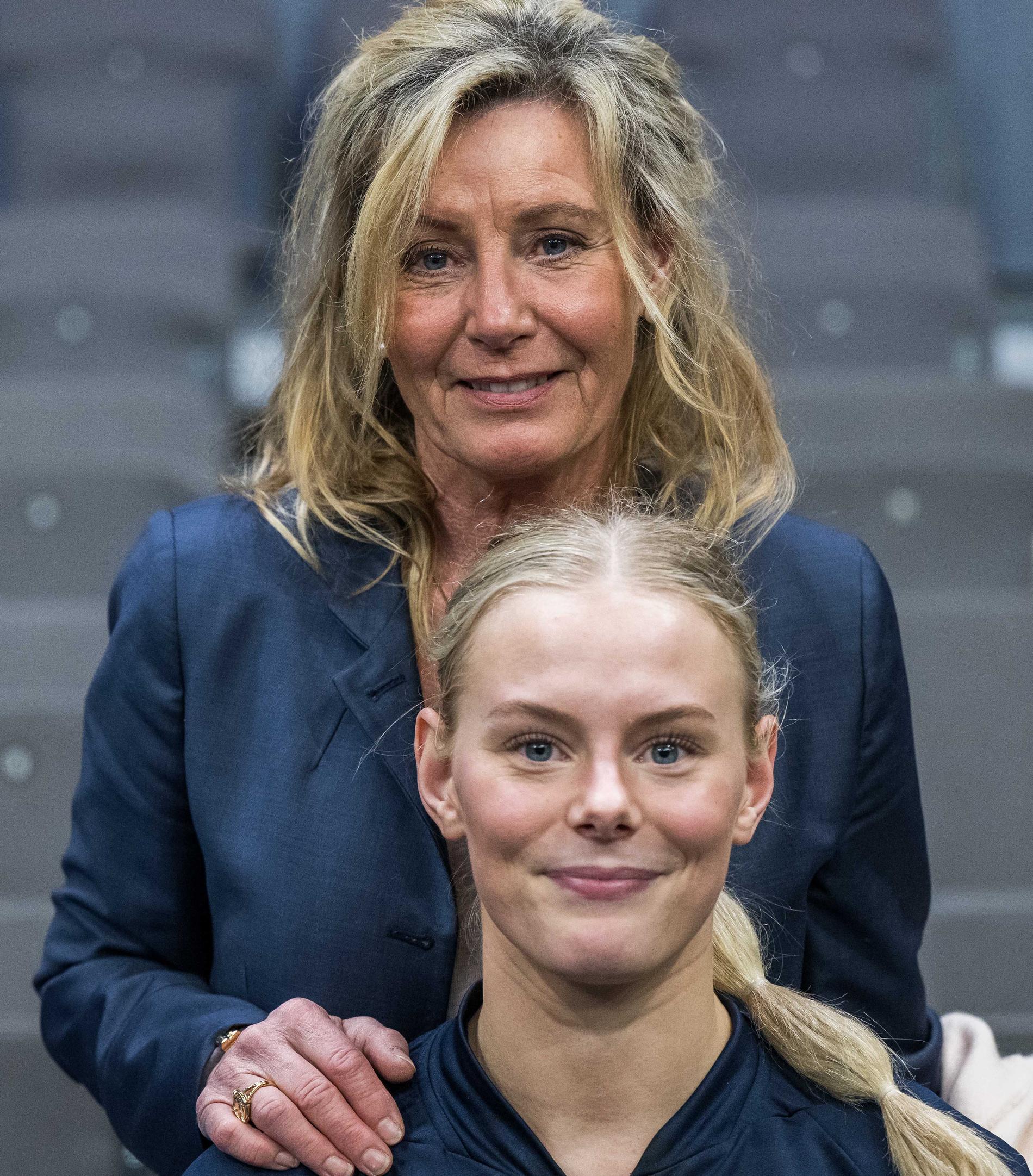 Lena Wiberg och dottern Nina Koppan efter Sveriges VM-premiär mot Kina.