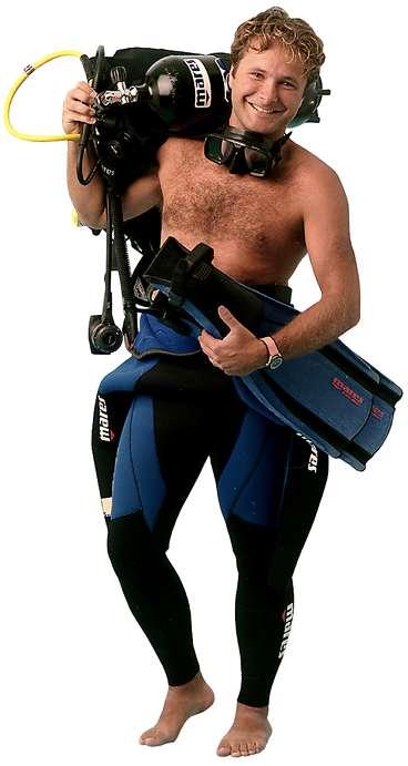 Martin Örnroth, chefredaktör för tidningen Dyk men kanske mer känd som resereporter på TV4:s "När och fjärran", är utbildad master scuba diver och har gjort cirka 220 dyk.