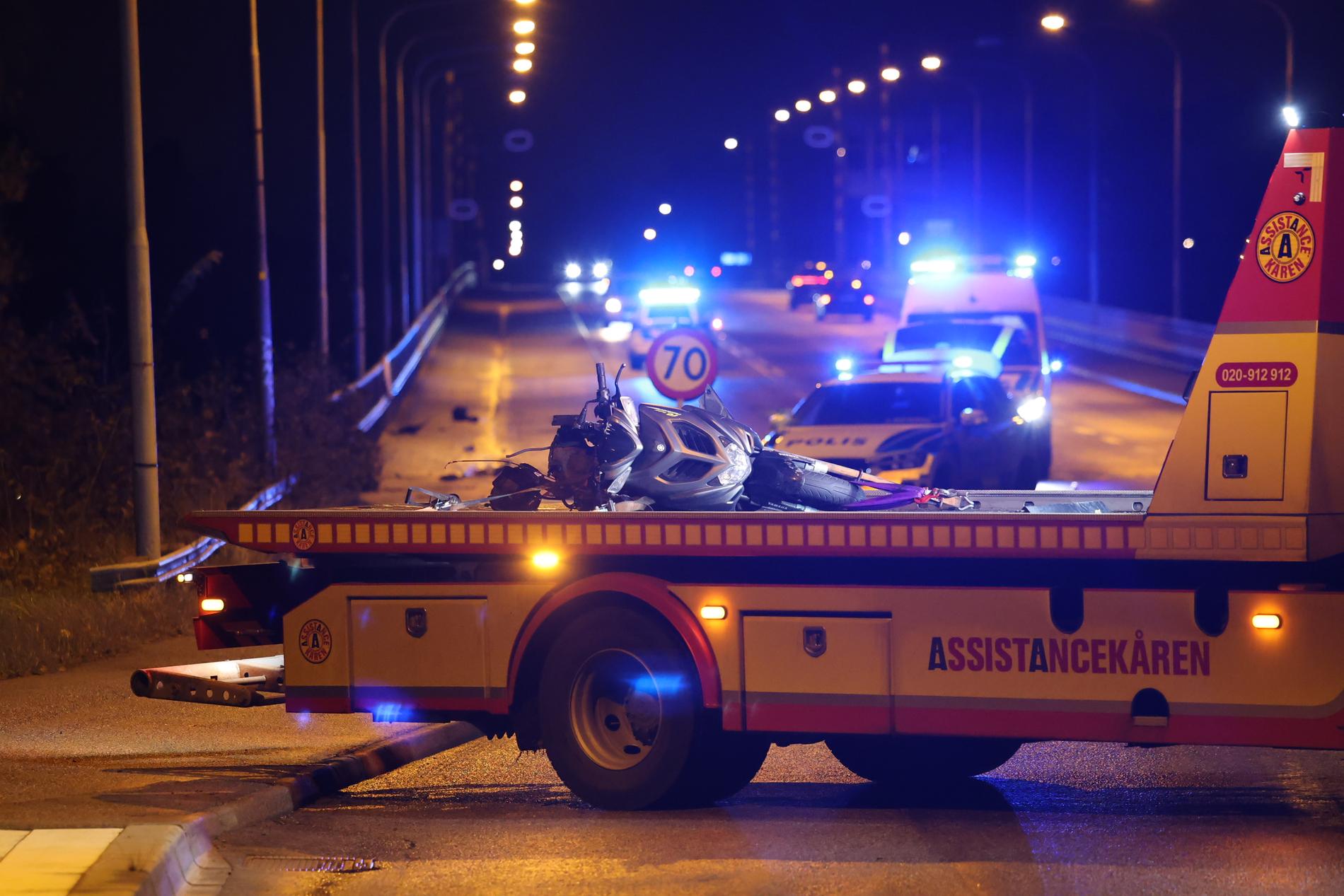 En 16-årig pojke på en moped dog efter olyckan på Nockebybron. 
