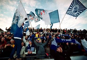 TUNGT I VÄNERSBORG... IFK-fansen vallfärdade till Isstadion i går, en del fick vända i entrén - men till slut blev det över 7 000 som såg derbyt mot Gripen/Trollhättan. Att de fick se sina favoriter vinna gjorde förstås inte saken sämre.