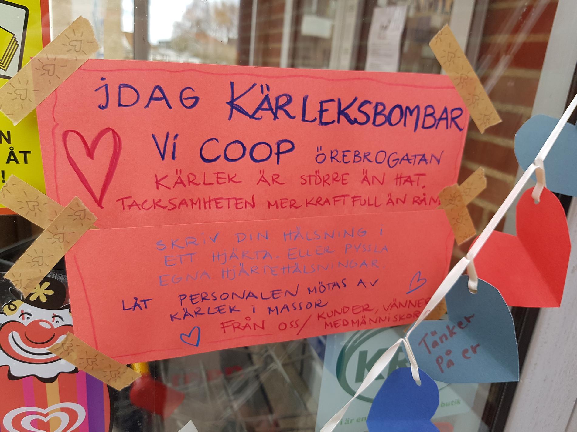 Butikschefen Henrik Jönsson bestämde sig för att hålla butiken stängd på söndagen. Då satte någon, eller några, upp det här plakatet.