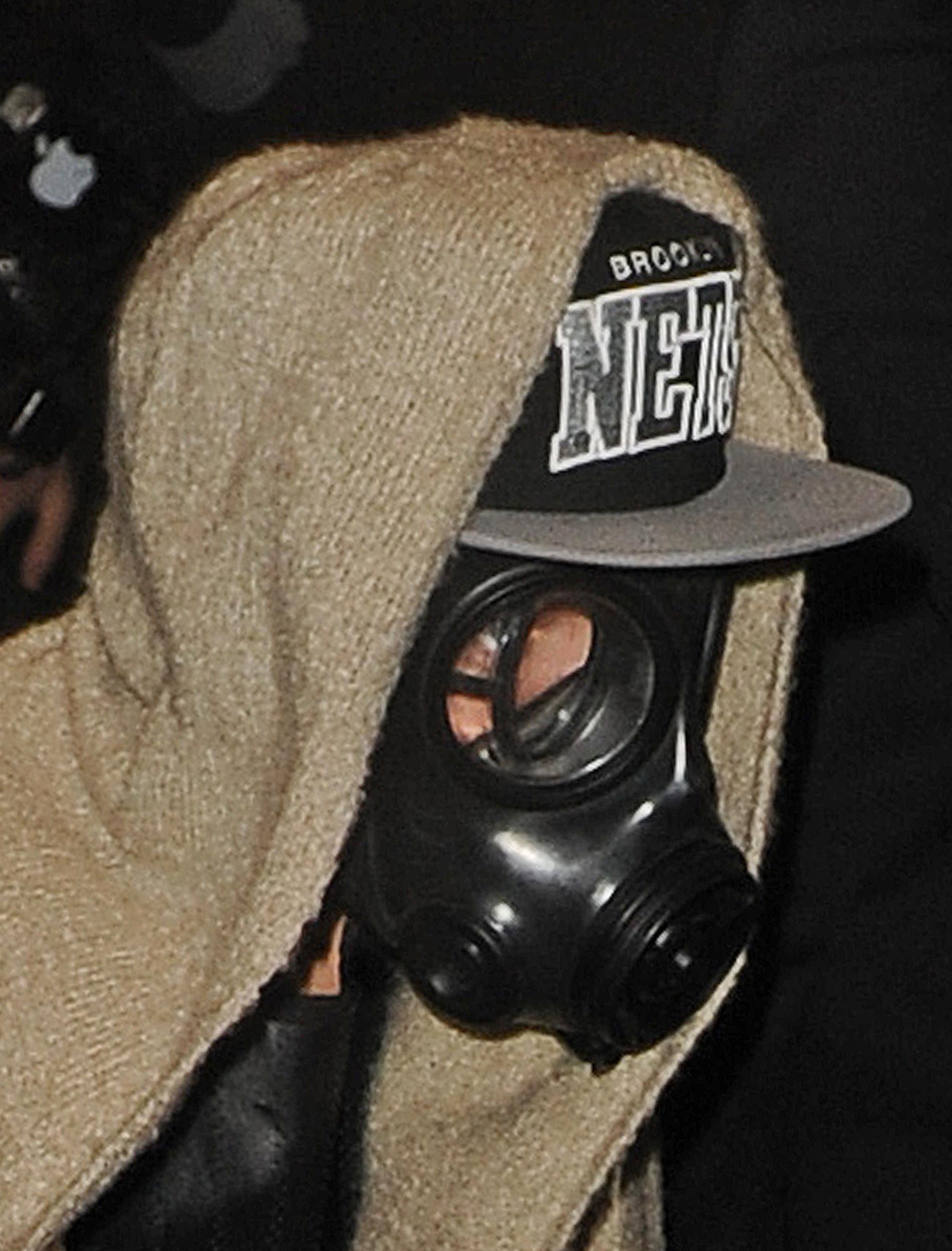 Justin Bieber i gasmask Förvirringen var total när superstjärnan Bieber smög runt i London med gasmask