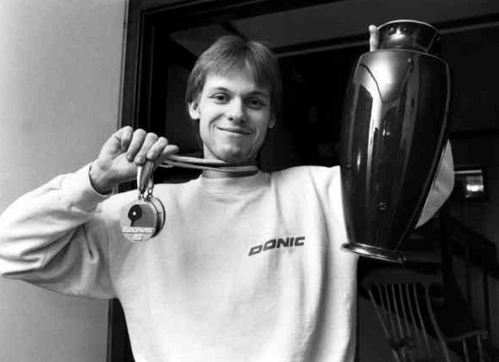 Mikael Appelgren visar sina priser från bordtennis-VM 1988