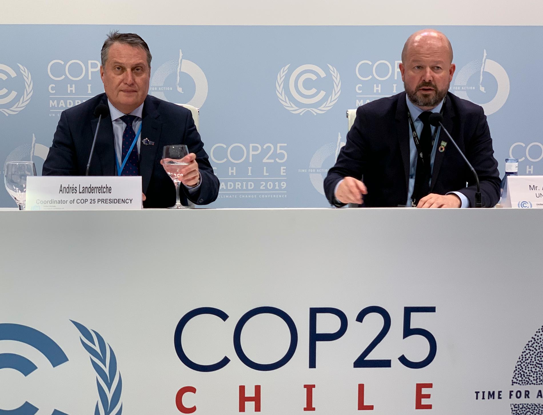 Andrés Landerretche (talesperson för COP25-ordförande Carolina Schmidt) och Alexander Saier (presstalesman för UNCCC) säger att nya kompromissförslag med höjd ambitionsnivå ska presenteras.