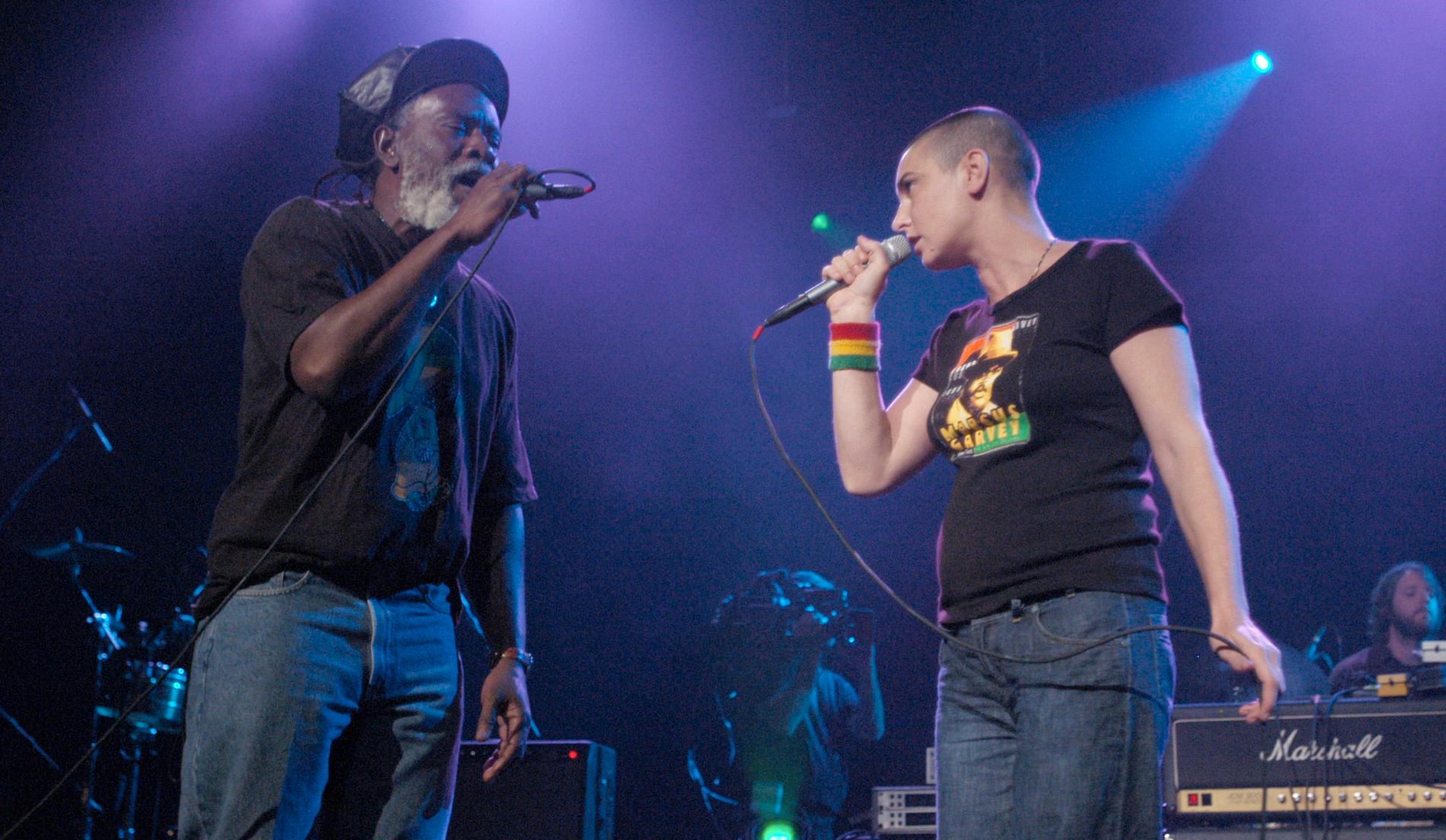På scen tillsammans med artisten Burning Spear vid Jammy Awards i New York 2005. 