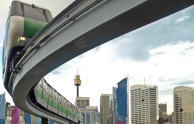 För att ta dig fram i centrum kan du åka stadståget Sydney monorail, en 3,6 kilometer lång ringlinje med åtta stationer.