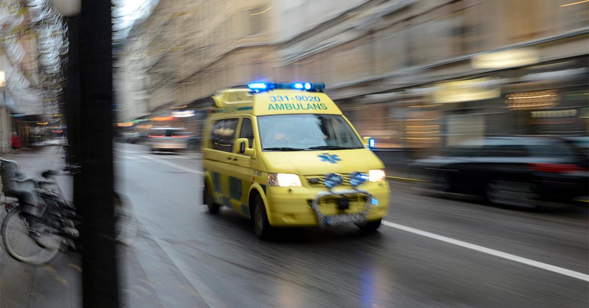 Mannen fördes med ambulans till sjukhus med hans liv gick inte att rädda.