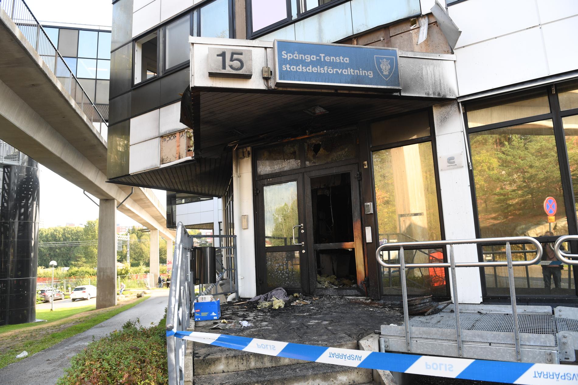 Brinnande däck placerades i anslutning till entrén på medborgarkontoret i Spånga-Tensta. Det är en av en rad attacker mot kontoret. Arkivbild.