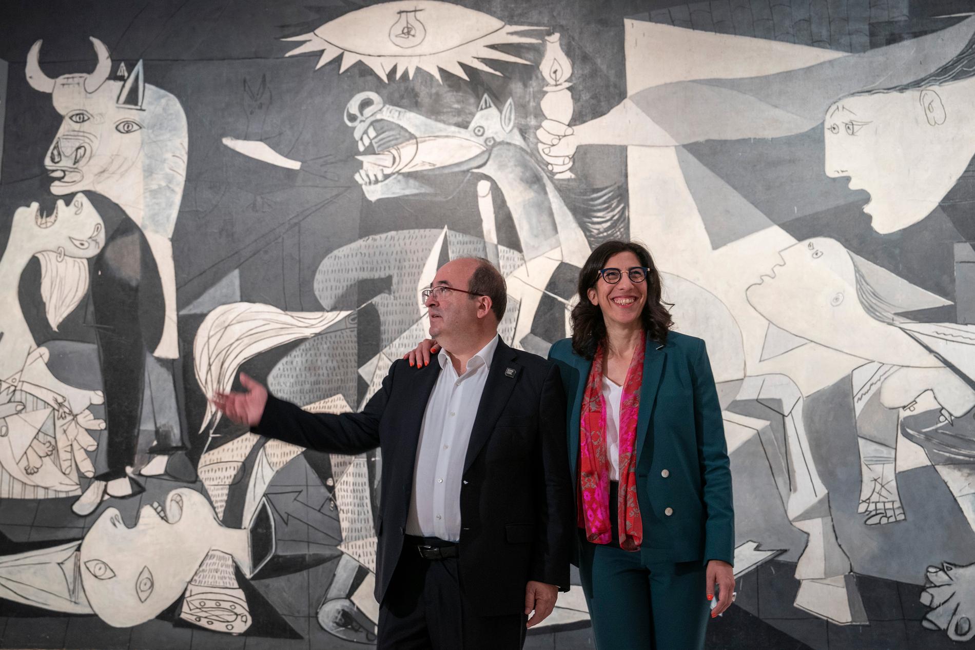 Franska kulturministern Rima Abdul-Malakin, till höger, poserar framför Picassos "Guernica" tillsammans med den spanske kultruministern Miquel Iceta vid en pressträff om "Celebración Picasso".