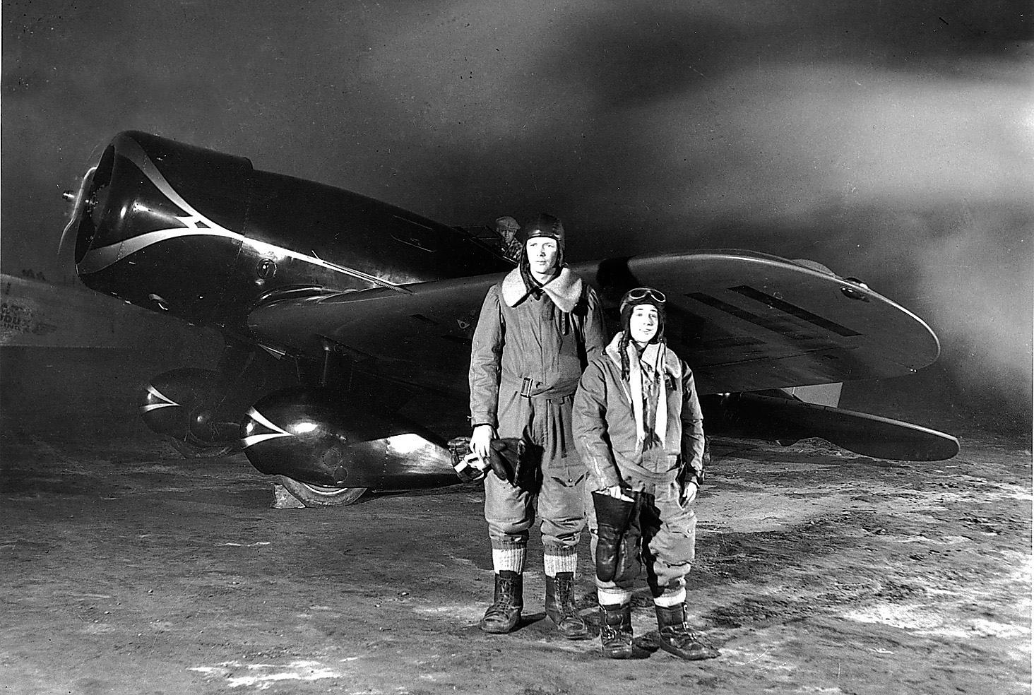 Charles A Lindbergh och hustrun Anne Morrow Lindbergh klädda i elektriskt upphettade overaller utanför planet i Los Angeles, 1930.