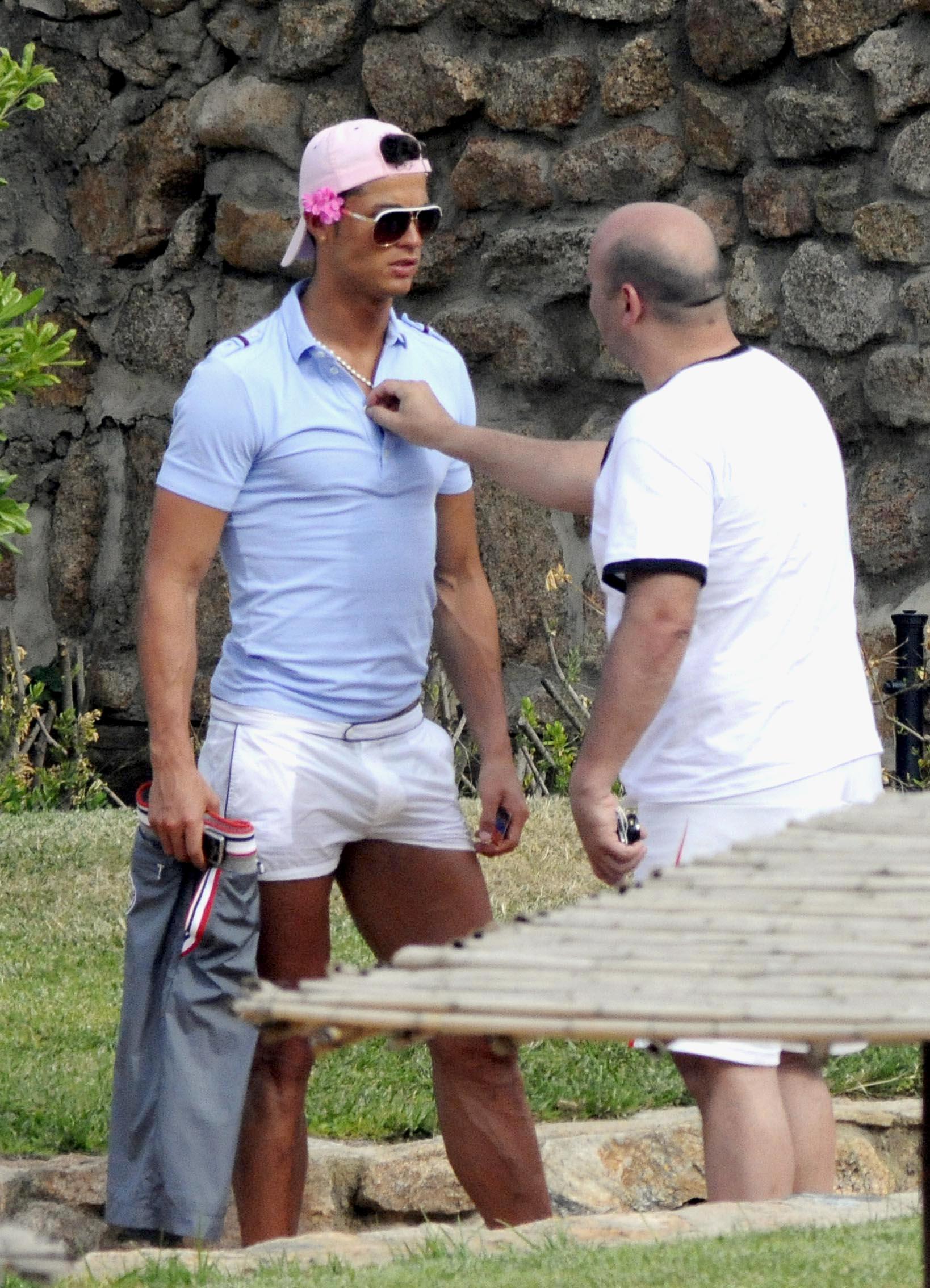 Ronaldo får hjälp att knäppa skjortknappen.