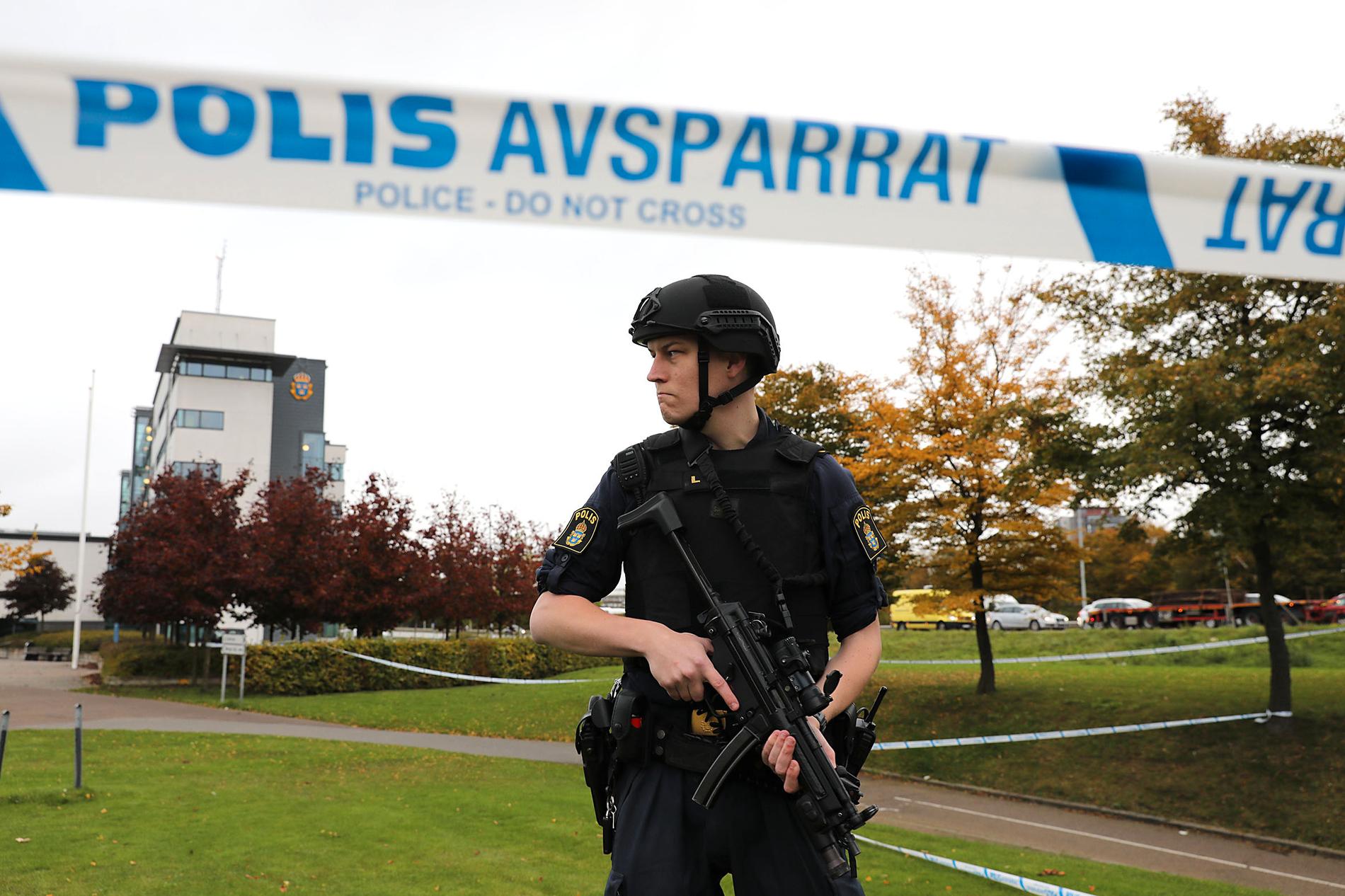 Polis med automatvapen bevakar polishuset i Helsingborg på onsdagsmorgonen. 