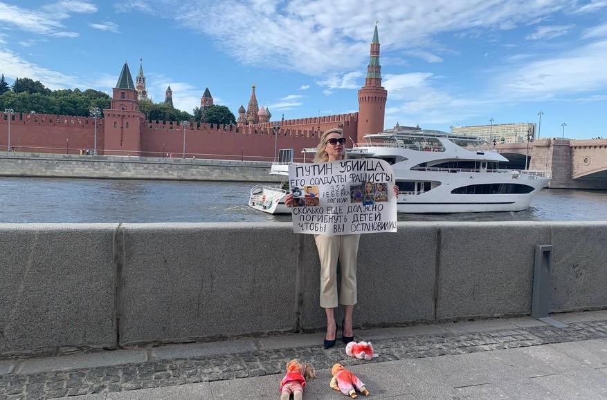 Marina Ovsjannikov håller upp sitt plakat i närheten av Kreml.