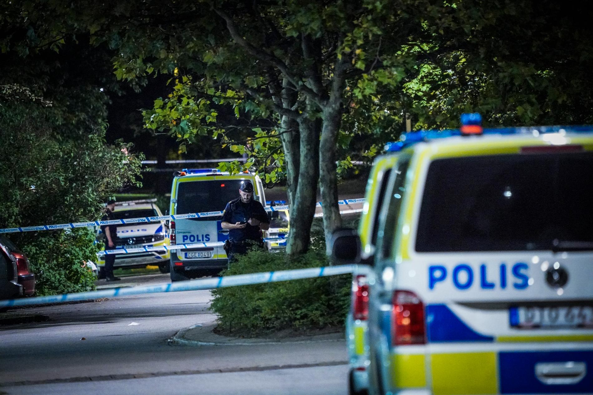 Polis vid avspärrning i stadsdelen Hyllie i Malmö där en man i 20-årsåldern hittades skjuten i måndags. Arkivbild.