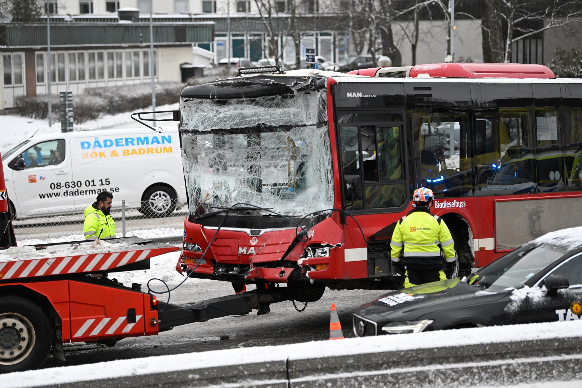 Tre bussar i linjetrafik har kört in i varandra på E18 vid Danderyds sjukhus, norr om Stockholm. Sju personer har förts till sjukhus för vård.