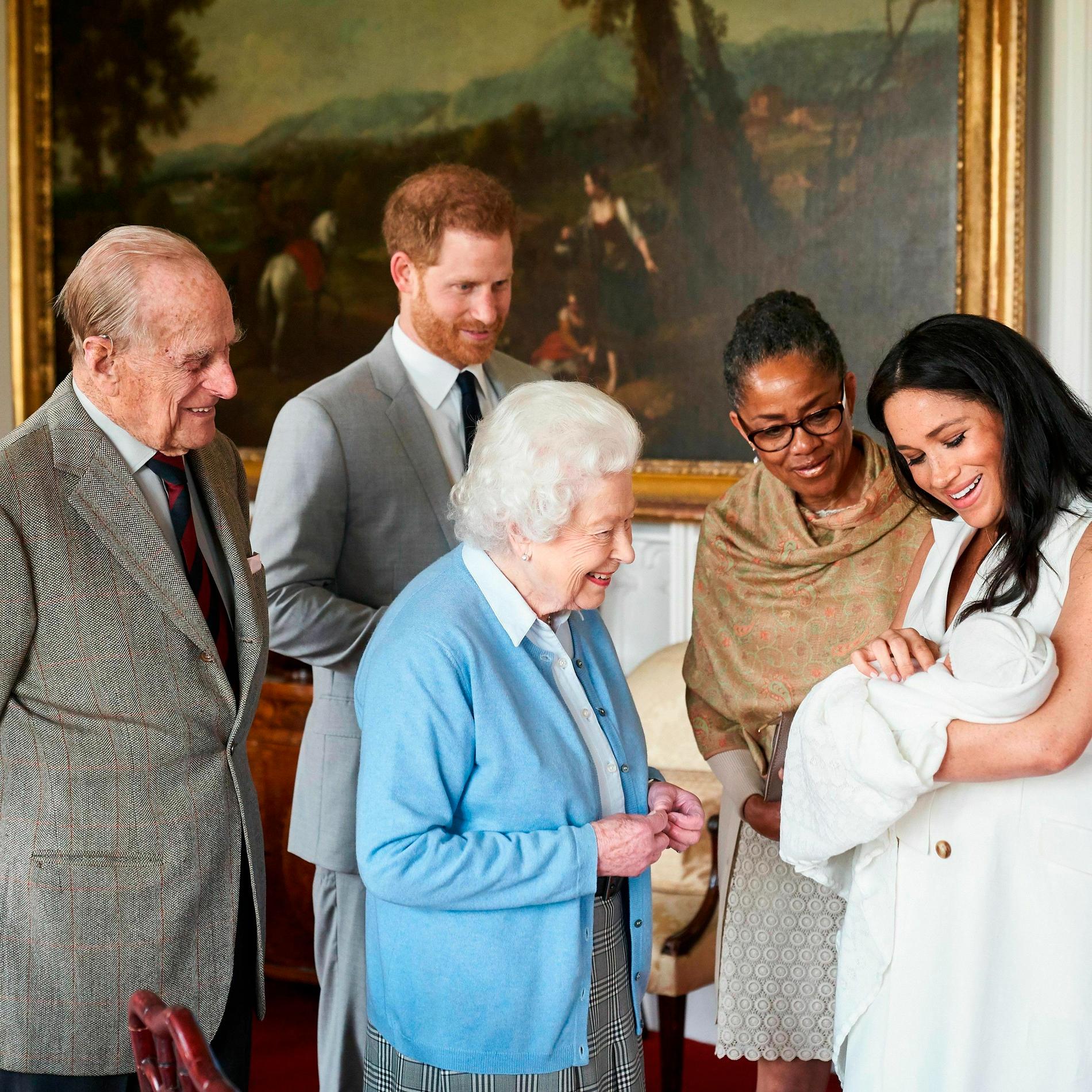 Drottning Elizabeth, och prins Philip, liksom Doria Ragland (mor till prins Harrys hustru Meghan) hälsar under överinseende av prins Harry och Meghan på Archie Harrison Mountbatten-Windsor. Arkivbild från maj 2019.