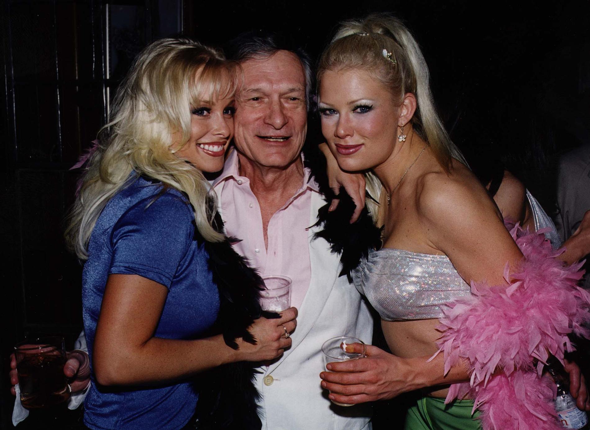 Modellen Jamie Bregman, Hugh Hefner och Linda Lampenius firar Playboy-grundarens födelsedag 1998.