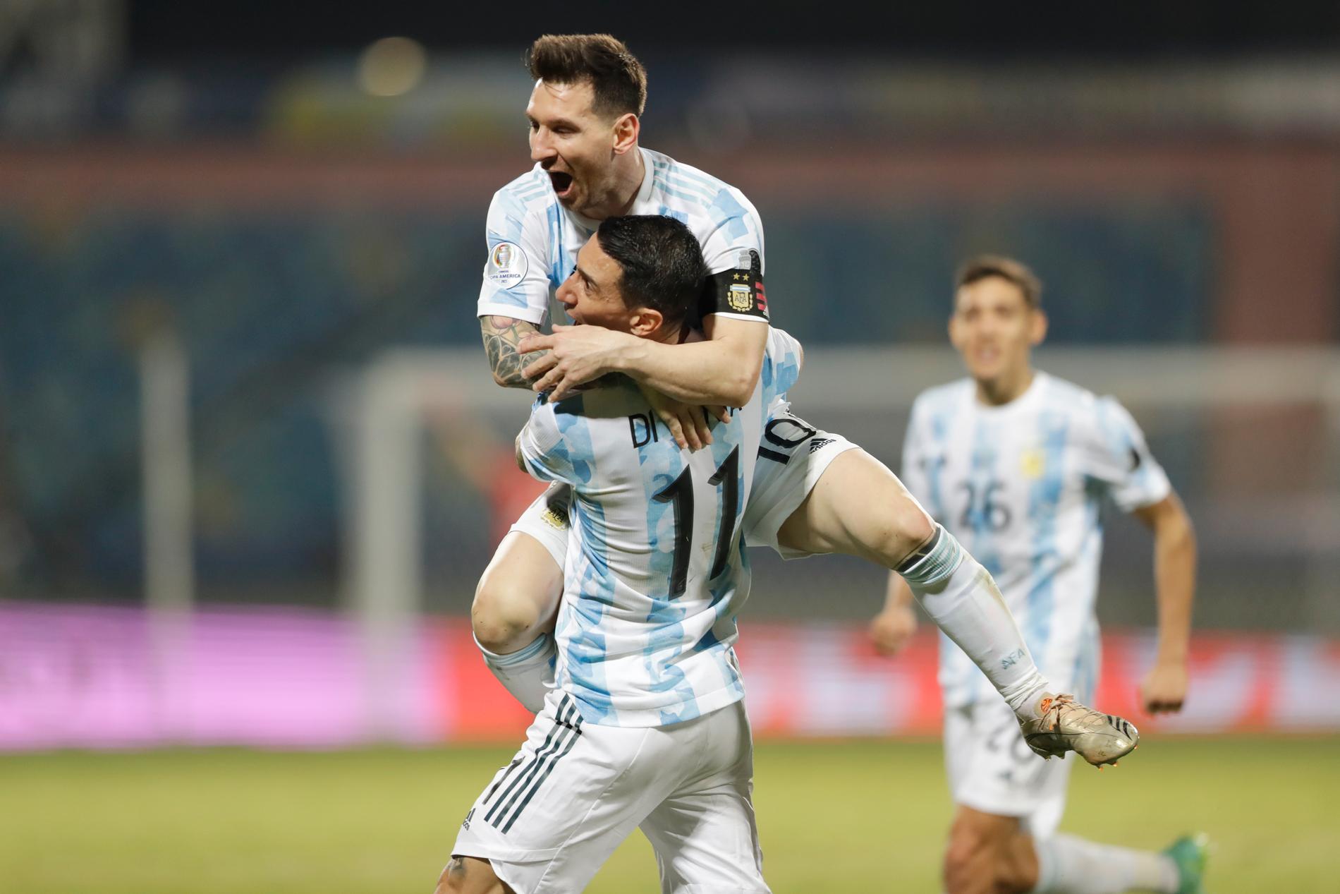 Lionel Messi firar sitt frisparksmål med lagkamraten Ángel Di María.