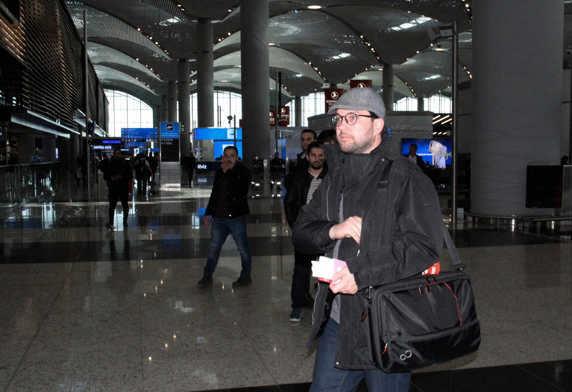 Jimmie Åkesson på Istanbuls flygplats.