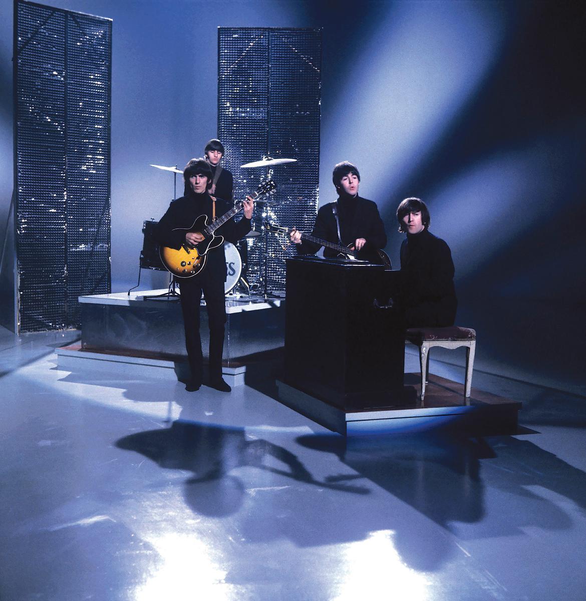 I början av karriären uppträdde The Beatles flitigt i olika tv-program, här med John Lennon på keyboard.