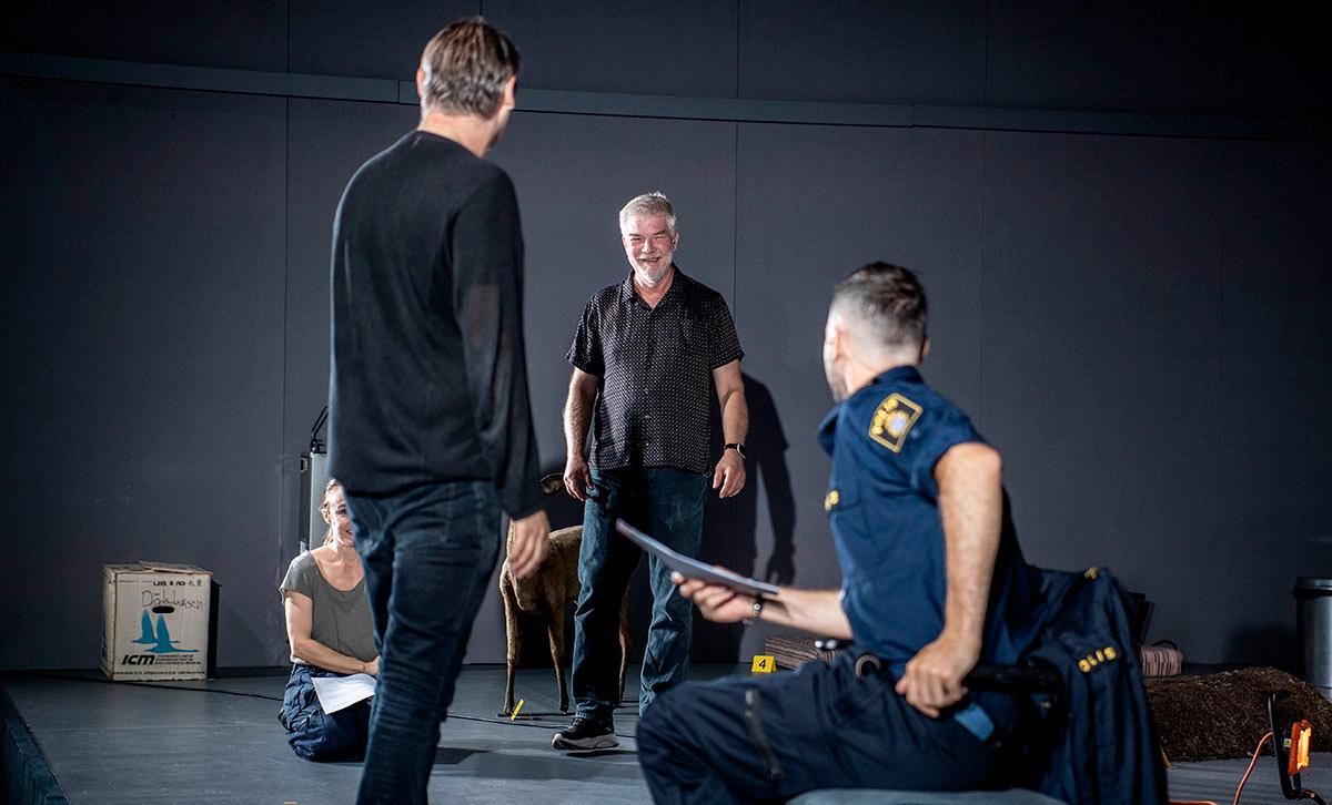 Jakob Eklund spelar polisen som börjar fundera över förlåtelse och försoning.