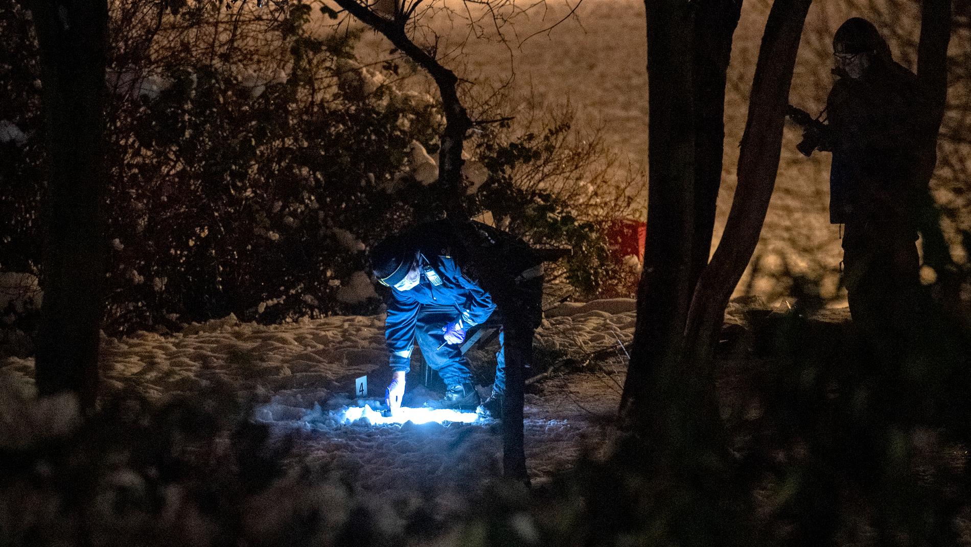 Polisens kriminaltekniker arbetar innanför avspärrningarna mellan Ramels väg och Vänskapsparken på Rosengård i Malmö efter att en man skjutits i låret på julafton. Polisen rubricerar händelsen som mordförsök.